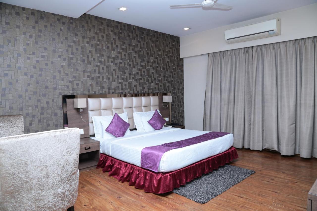 Hotel Kc Manor Jamshedpur Esterno foto